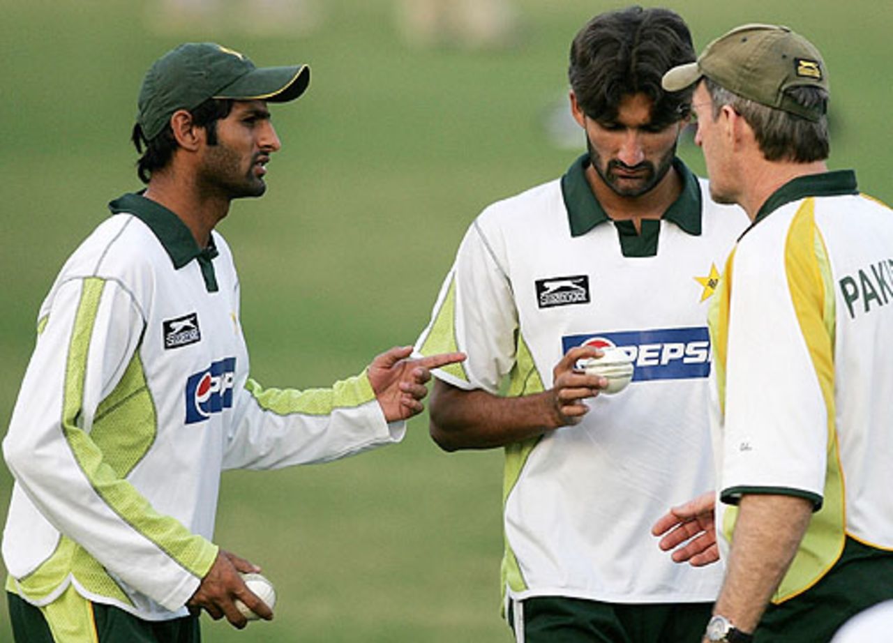 Shoaib Malik and Geoff Lawson have a word with Sohail Tanvir during practice in Jaipur, November 17, 2007