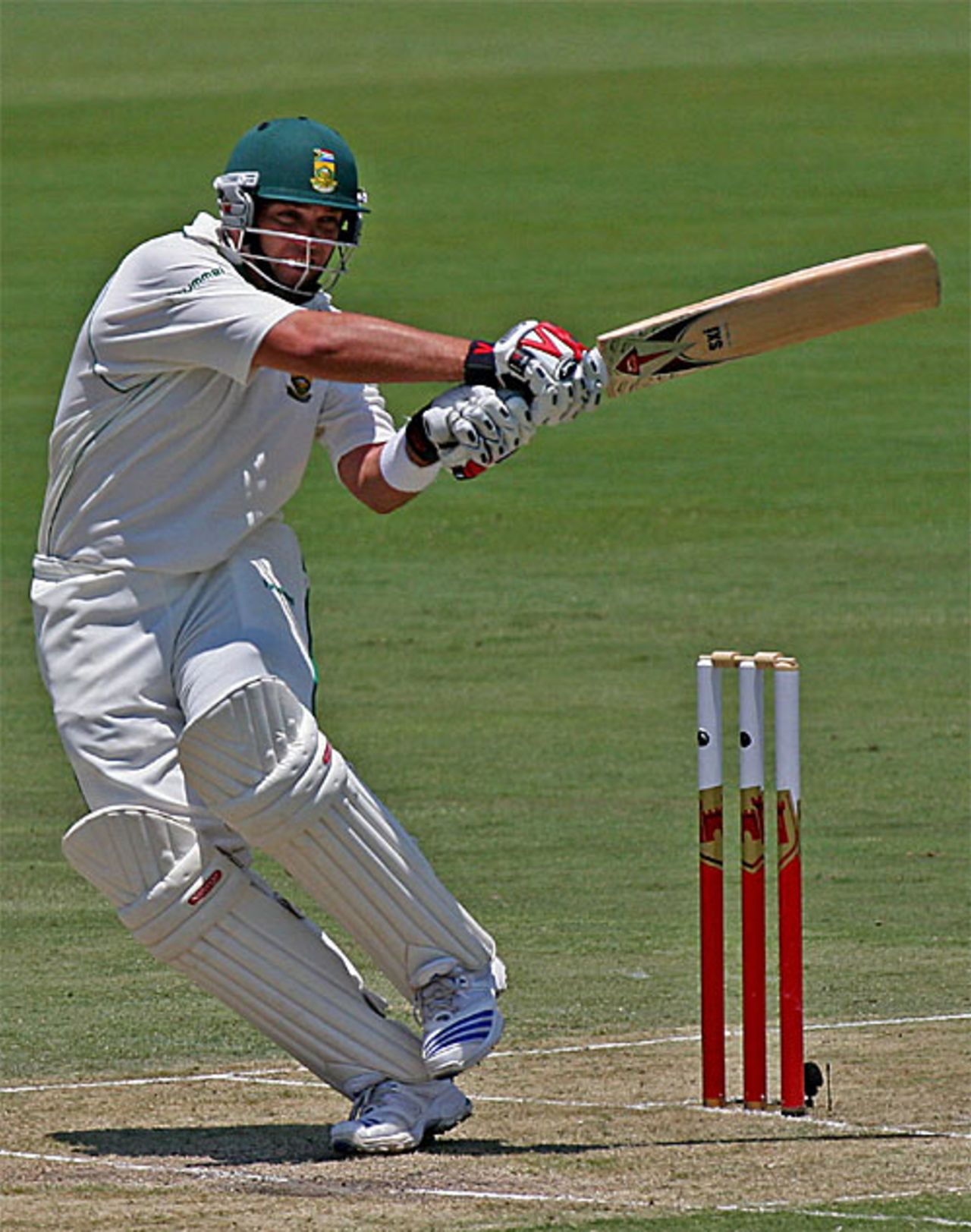 Jacques Kallis hooks and swivels, South Africa v New Zealand, 2nd Test, Centurion, 2nd day, November 17, 2007