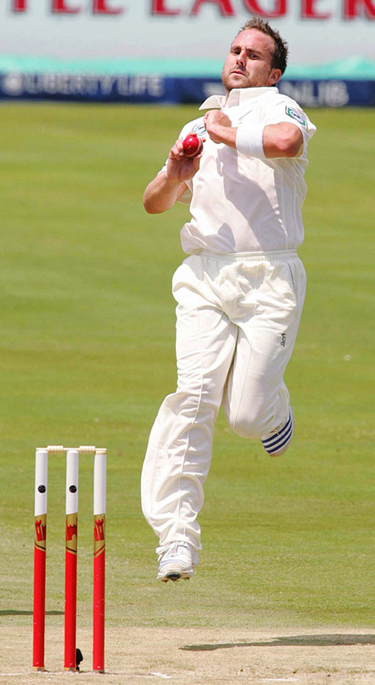 Mark Gillespie chugs up to the crease in his debut Test, South Africa v New Zealand, 2nd Test, Centurion, 2nd day, November 17, 2007