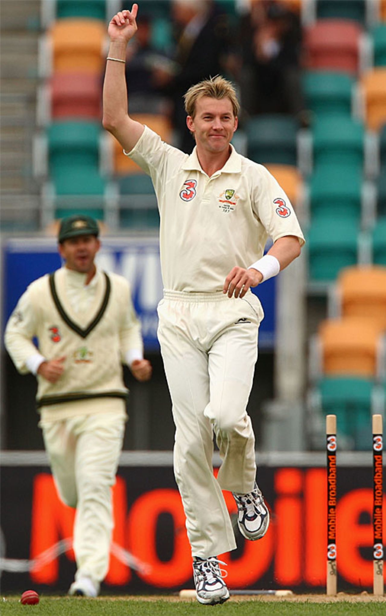 Brett Lee adopts a familiar pose as he set Sri Lanka wobbling, Australia v Sri Lanka, 2nd Test, Hobart, 3rd day, November 18, 2007
