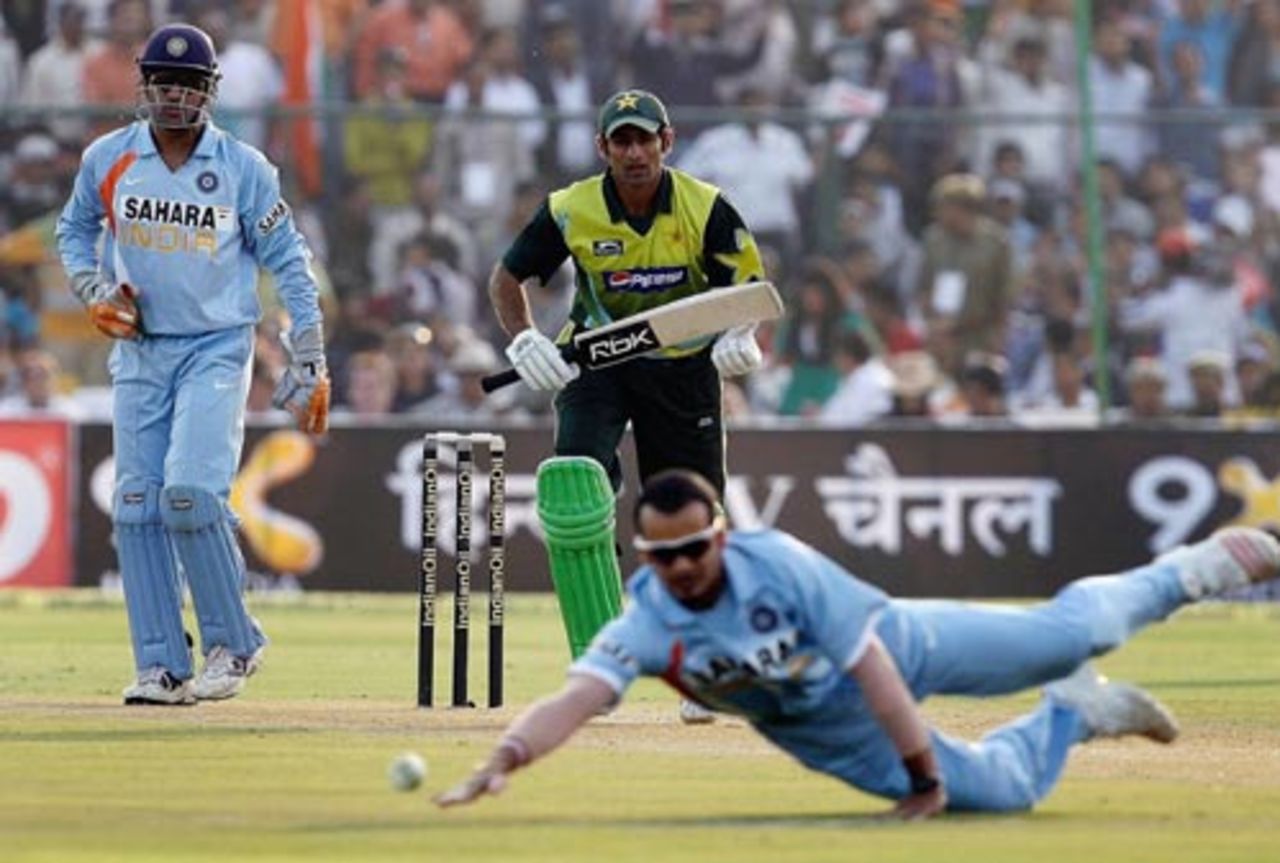 Shoaib Malik drives down the ground, India v Pakistan, 5th ODI, Jaipur, November 18, 2007
