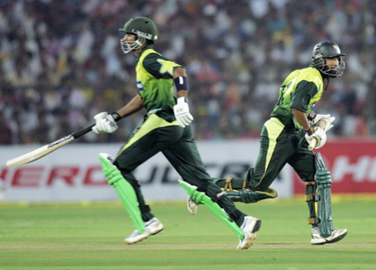 Shoaib Malik and Mohammad Yousuf put on 168 runs for the fourth wicket, India v Pakistan, 5th ODI, Jaipur, November 18, 2007