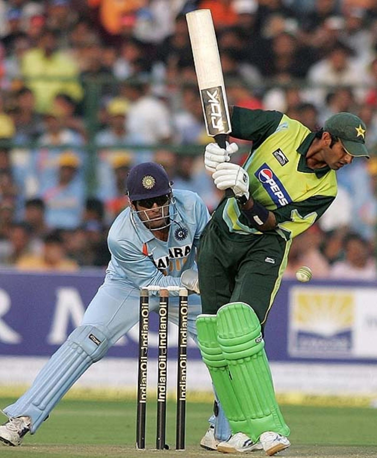 Mahendra Singh Dhoni gets in line to collect a ball after Shoaib Malik leaves it, India v Pakistan, 5th ODI, Jaipur, November 18, 2007