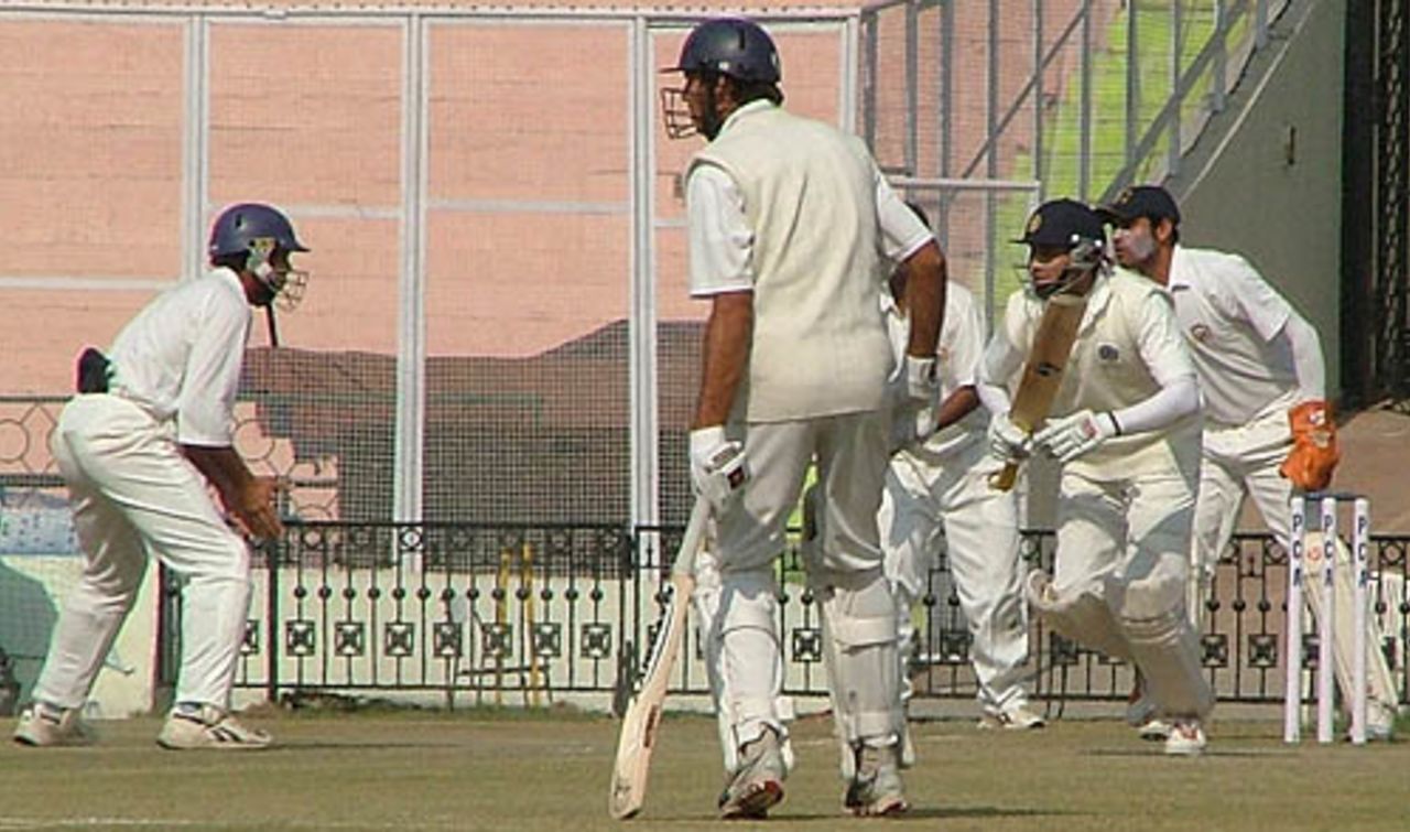 VVS Laxman steps out to take a run, Punjab v Hyderabad, Ranji Trophy Super League, 2nd round, Mohali, 4th day, November 18, 2007