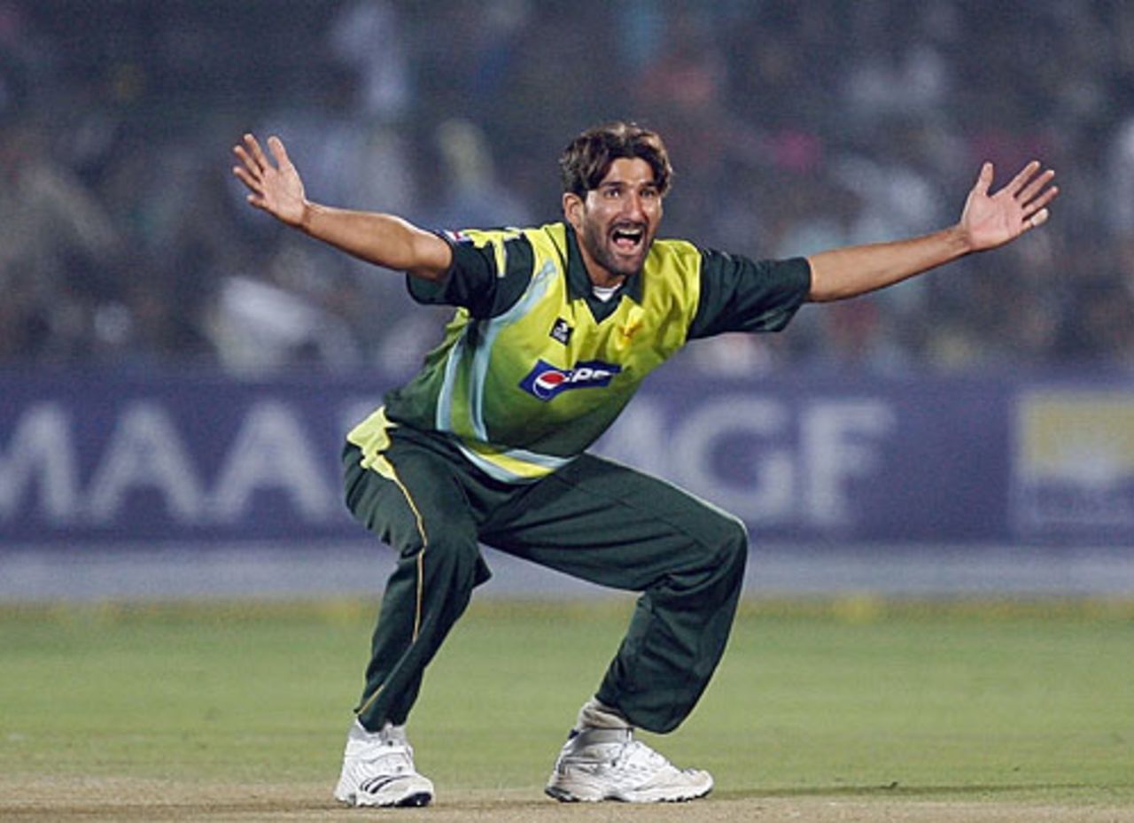 Sohail Tanvir appeals for the wicket of Gautam Gambhir, India v Pakistan, 5th ODI, Jaipur, November 18, 2007