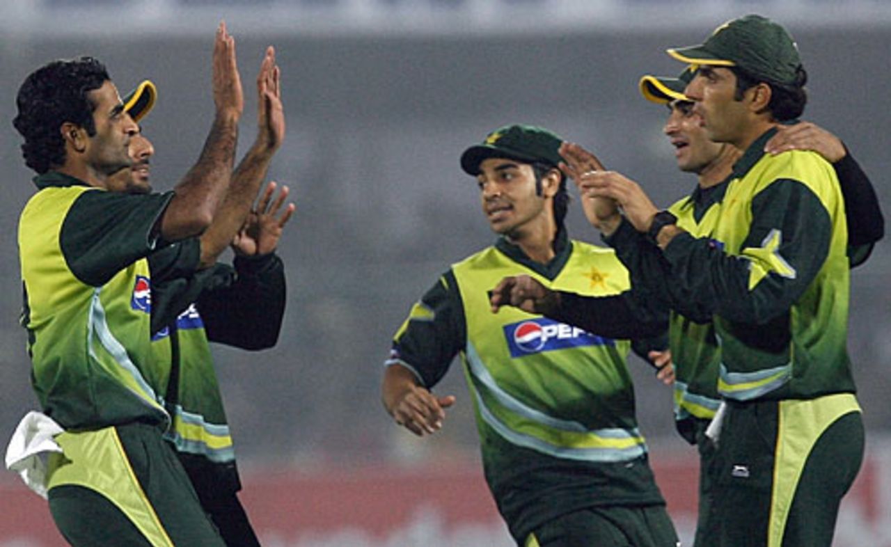 Pakistan celebrate the wicket of Robin Uthappa for 1, India v Pakistan, 5th ODI, Jaipur, November 18, 2007