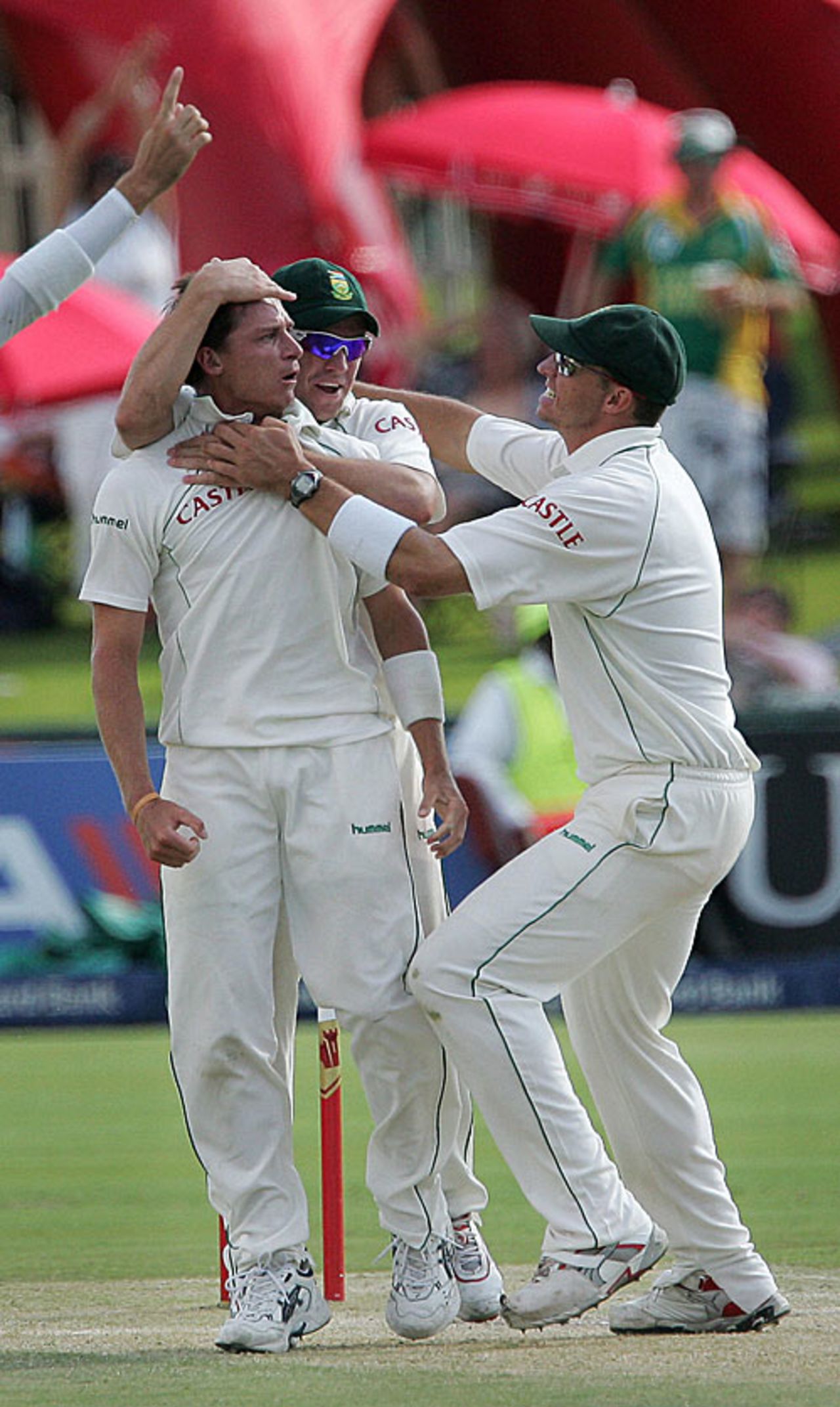 Dale Steyn is congratulated on another New Zealand wicket, South Africa v New Zealand, 2nd Test, Centurion, 3rd day, November 18, 2007