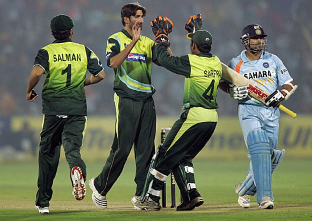 Sachin Tendulkar was caught off Sohail Tanvir for 30, India v Pakistan, 5th ODI, Jaipur, November 18, 2007