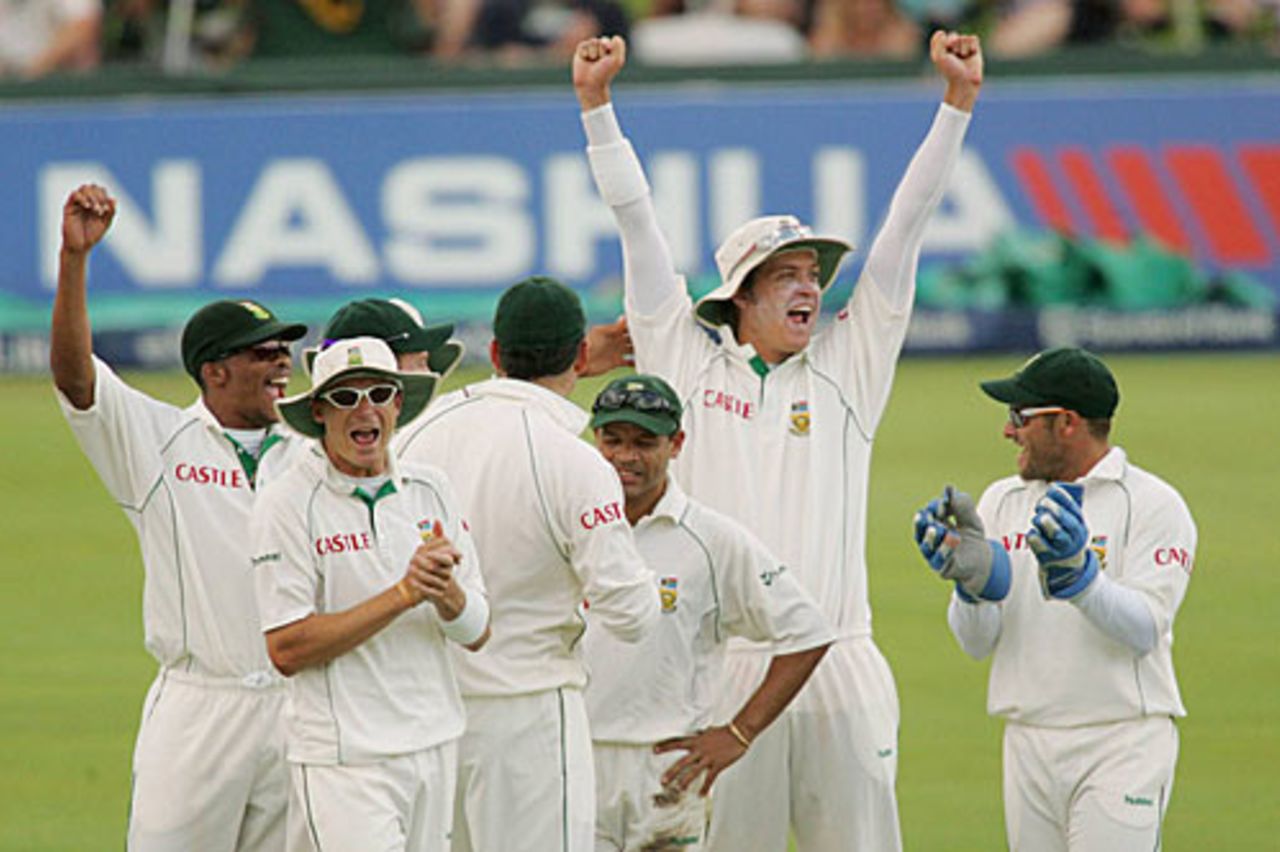 South Africa celebrate their 2-0 series win over New Zealand, South Africa v New Zealand, 2nd Test, Centurion, 3rd day, November 18, 2007