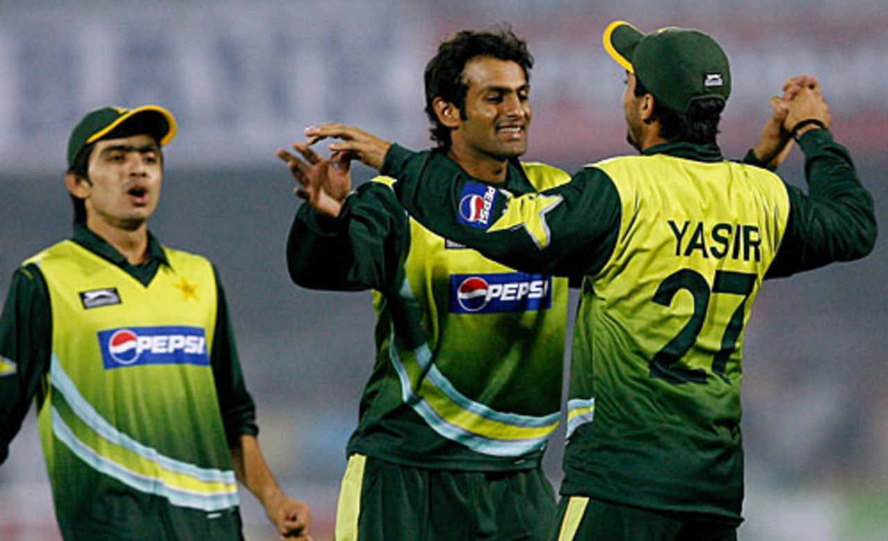 Shoaib Malik celebrates after removing Rohit Sharma, India v Pakistan, 5th ODI, Jaipur, November 18, 2007