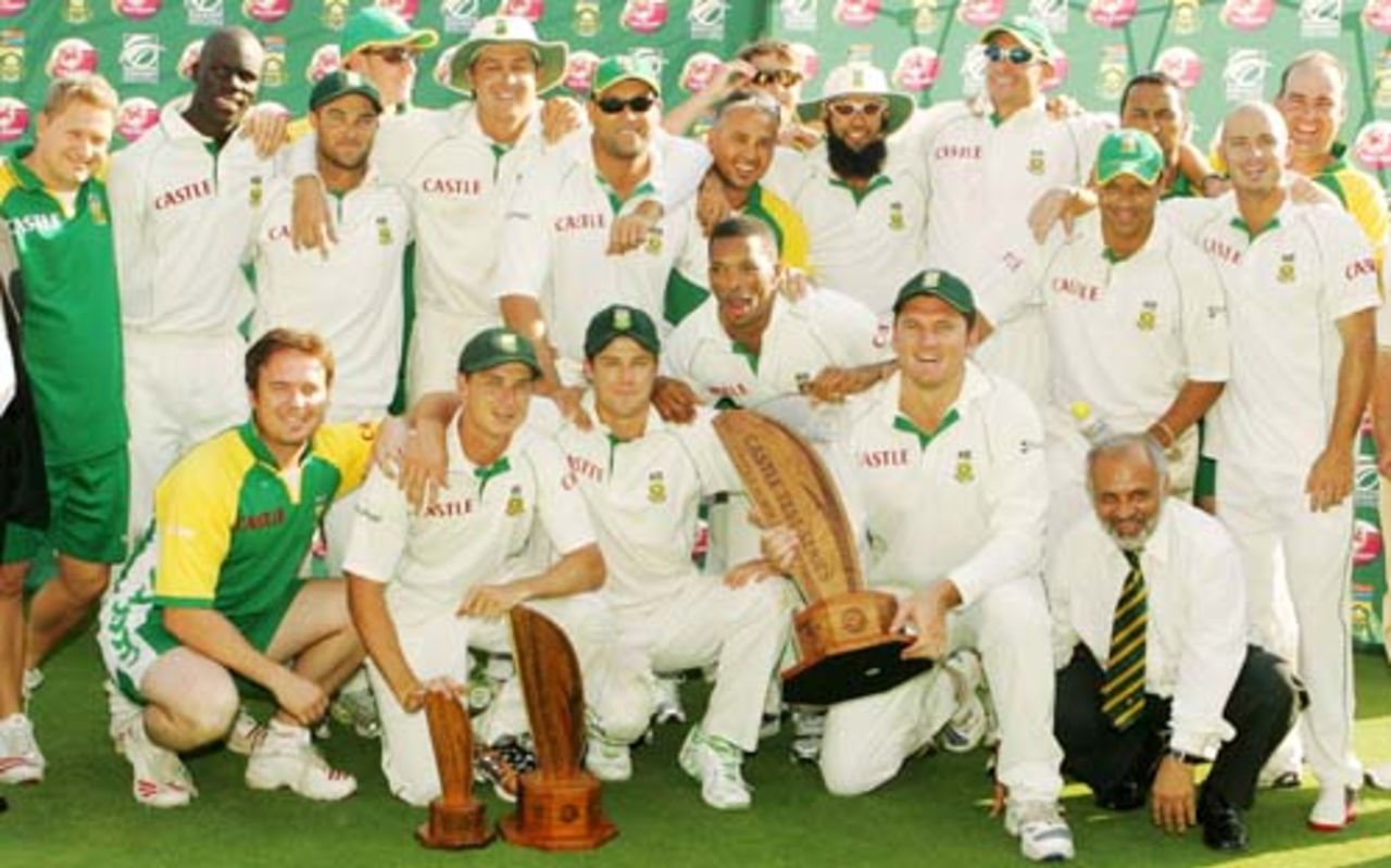 The South African team pose with the trophy, South Africa v New Zealand, 2nd Test, Centurion, 3rd day, November 18, 2007