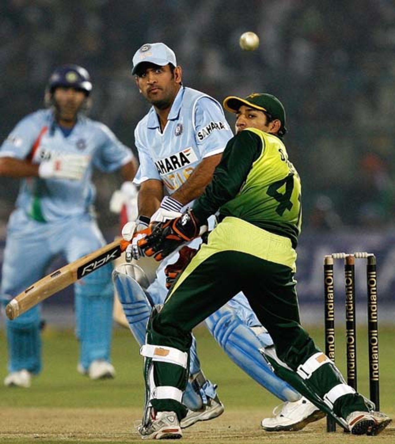 Mahendra Singh Dhoni watches as the ball goes past Sarfraz Ahmed, India v Pakistan, 5th ODI, Jaipur, November 18, 2007