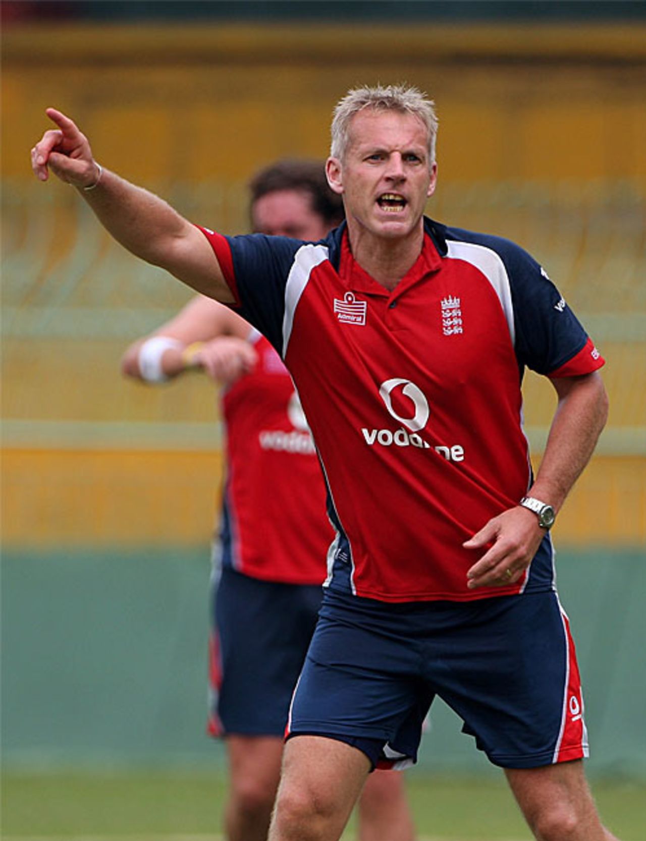 Peter Moores yells his orders during a fielding session, Colombo, November 19, 2007