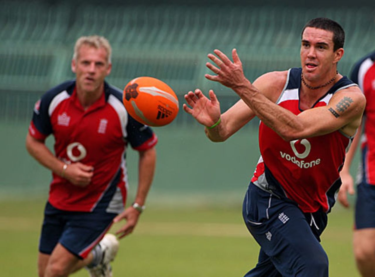 Kevin Pietersen plays touch rugby, Colombo, November 19, 2007