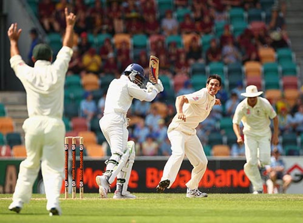 Mitchell Johnson gets his desired result against Prasanna Jayawardene, Australia v Sri Lanka, 2nd Test, Hobart, 5th day, November 20, 2007