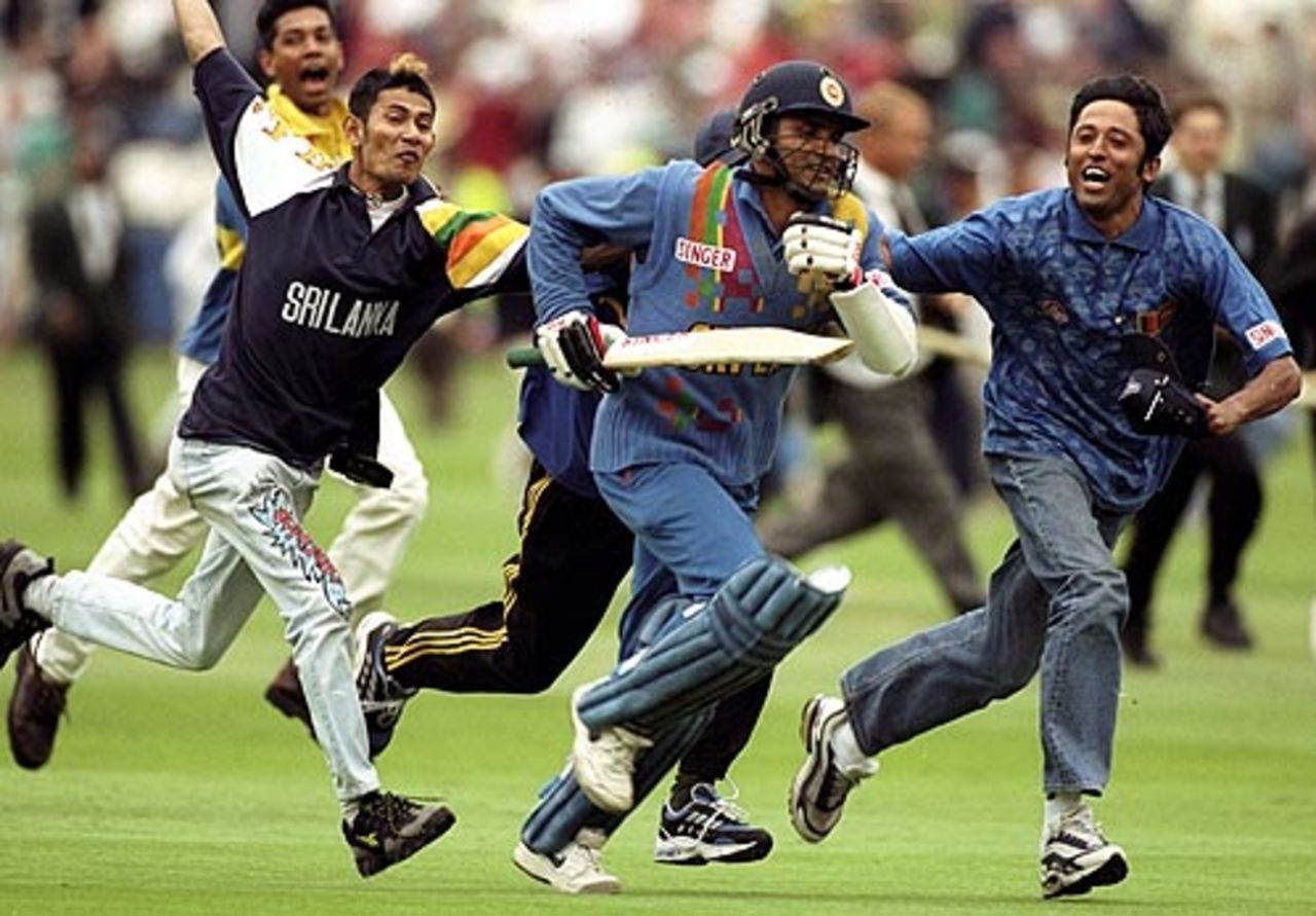 Marvan Atapattu rushes to the pavilion after guiding Sri Lanka to victory with an unbeaten 132, England v Sri Lanka, Emirates Cup final, August 20, 1998