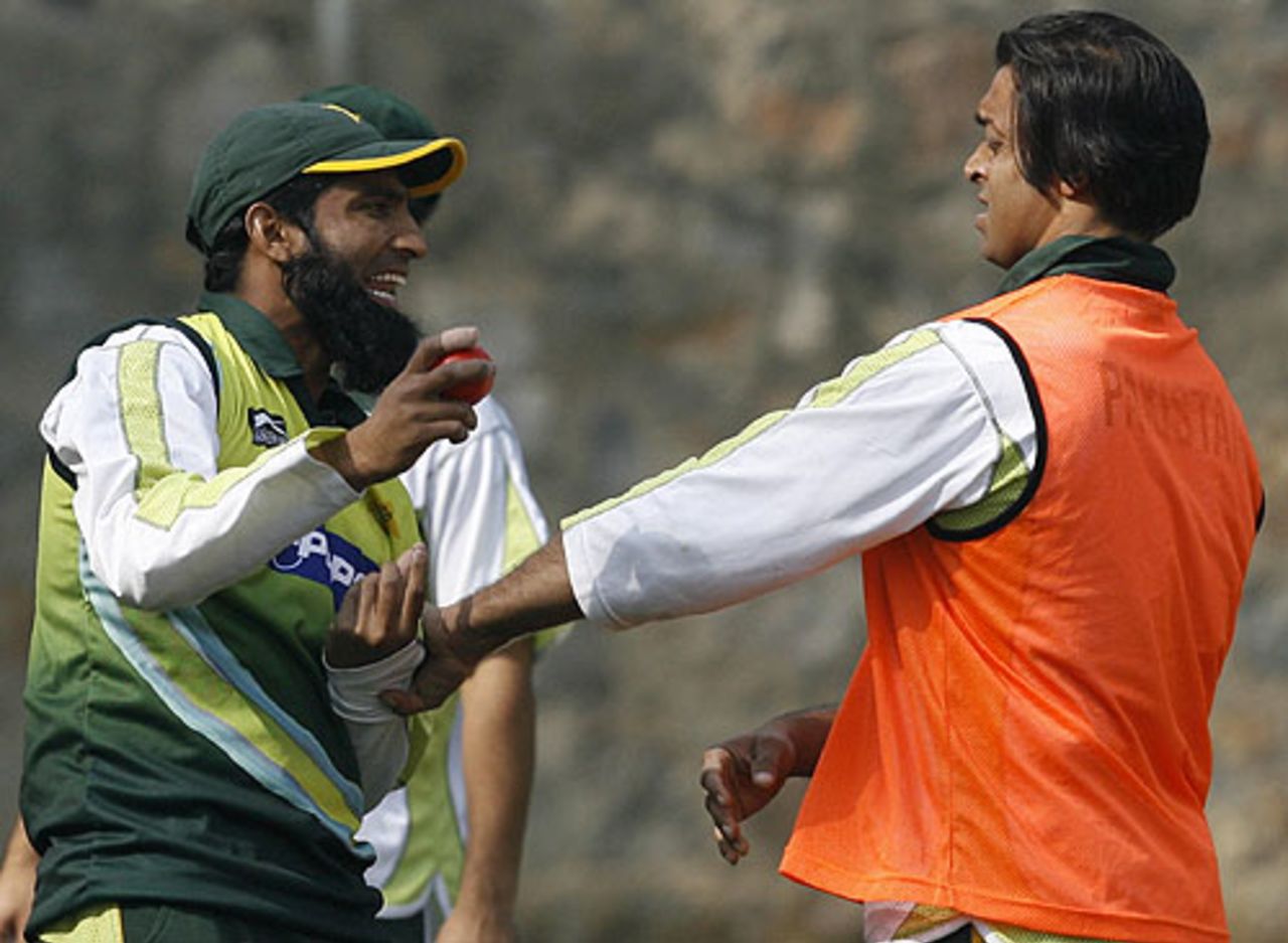Mohammad Yousuf and Shoaib Akhtar in action during practice at the Feroz Shah Kotla, Delhi, November 20, 2007