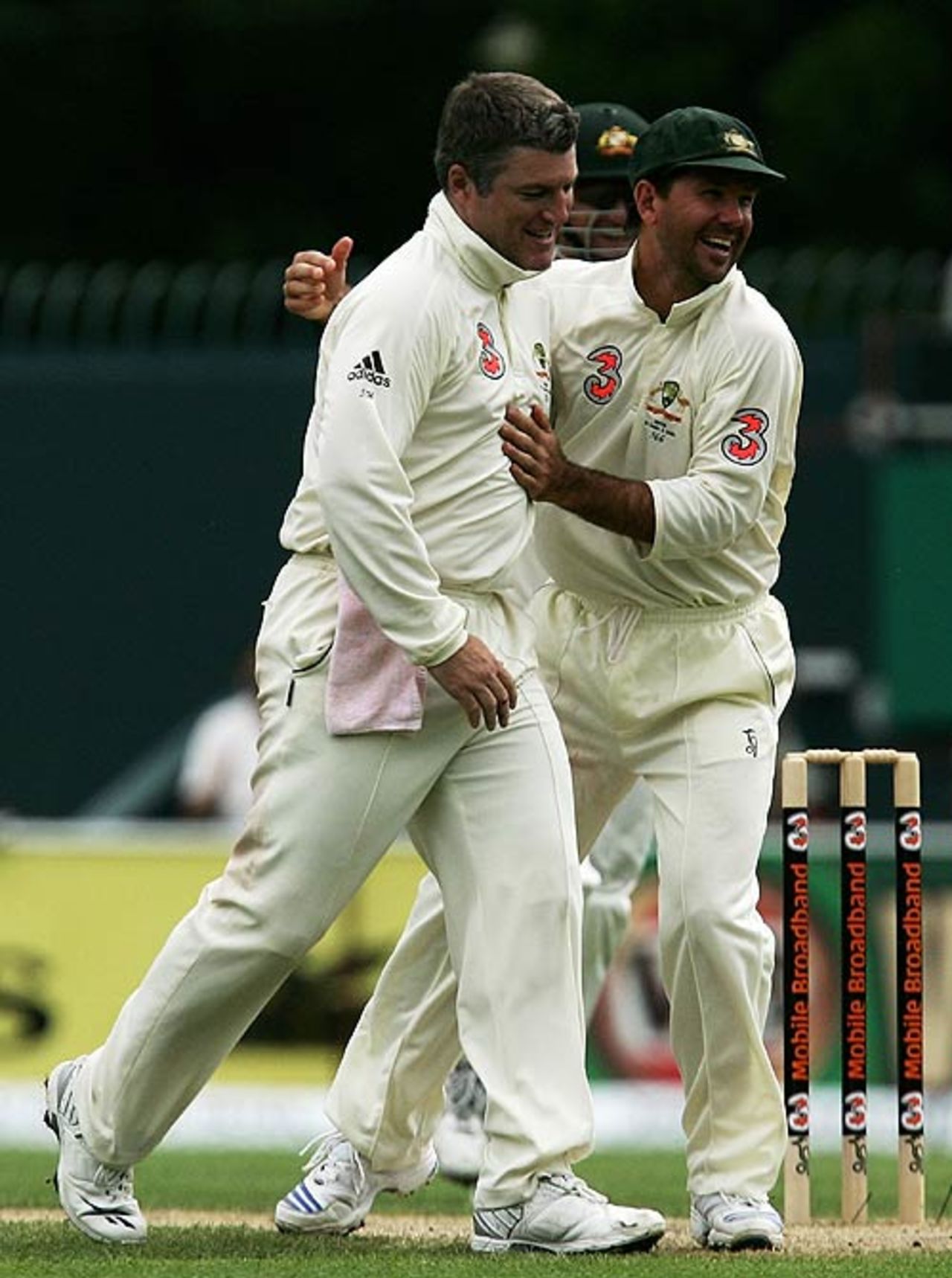 Ricky Ponting congratulates Stuart MacGill on a wicket, Australia v Sri Lanka, 2nd Test, Hobart, 5th day, November 20, 2007