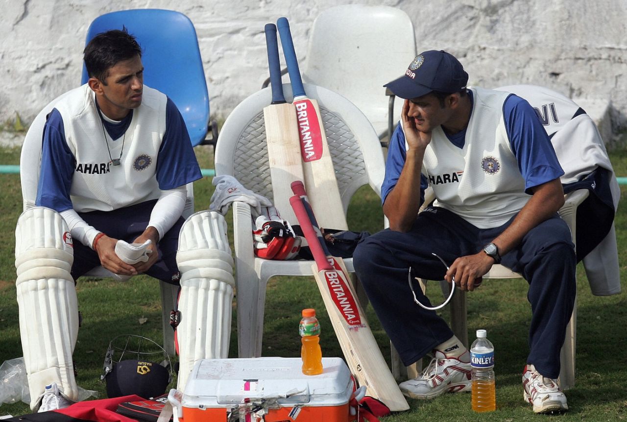 Past and present: Anil Kumble shares a few words with Rahul Dravid, New Delhi, November 21, 2007