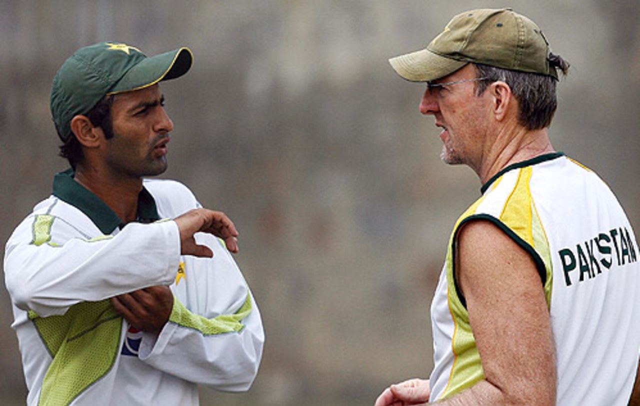 Geoff Lawson chats with Shoaib Malik during Pakistan's net session, Delhi, November 21, 2007