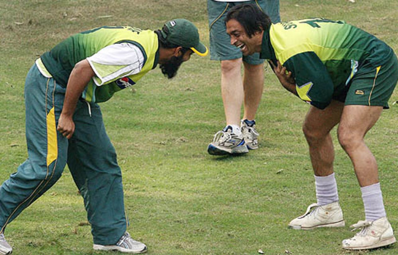Mohammad Yousuf and Shoaib Akhtar see the funny side of things at a training session, Delhi, November 21, 2007