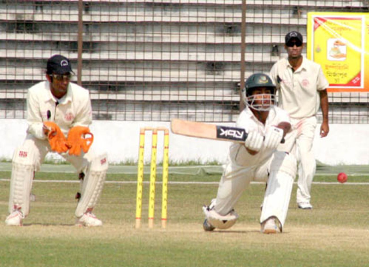 Mohammad Ashraful plays the sweep, Rajshahi v Dhaka, National Cricket League, Rajshahi, November 21, 2007