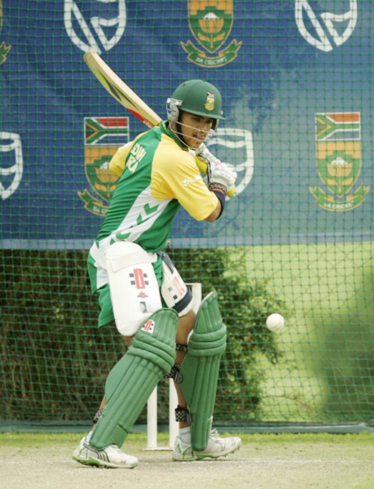 JP Duminy shapes to cut the ball during a practice session, Johannesburg, November 22, 2007 
