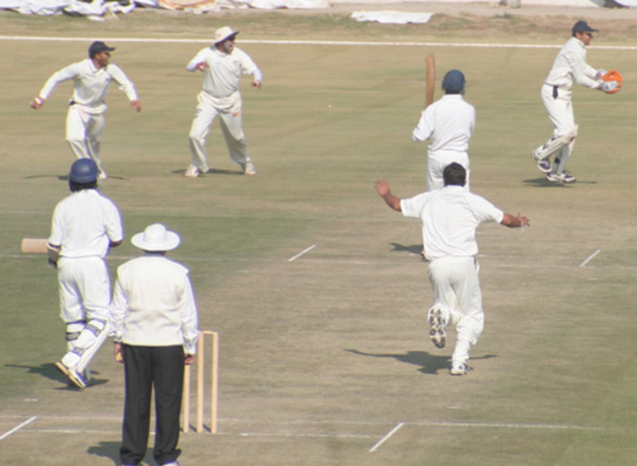 Wicketkeeper Maninder Bisla holds on to a catch offered by Maharashtra's Yogesh Takawale, Himachal Pradesh v Maharashtra, Ranji Trophy Super League, Group A, 3rd round, Dharamsala, 1st day, November 23, 2007