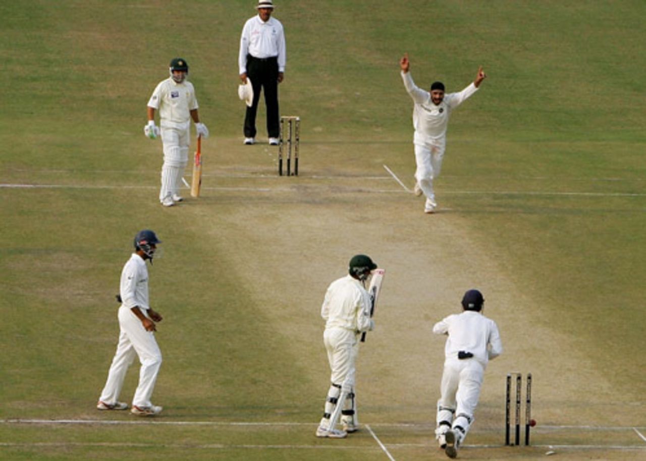 Harbhajan Singh rejoices at dismissing Shoaib Malik, India v Pakistan, 1st Test, Delhi, 3rd day, November 24, 2007