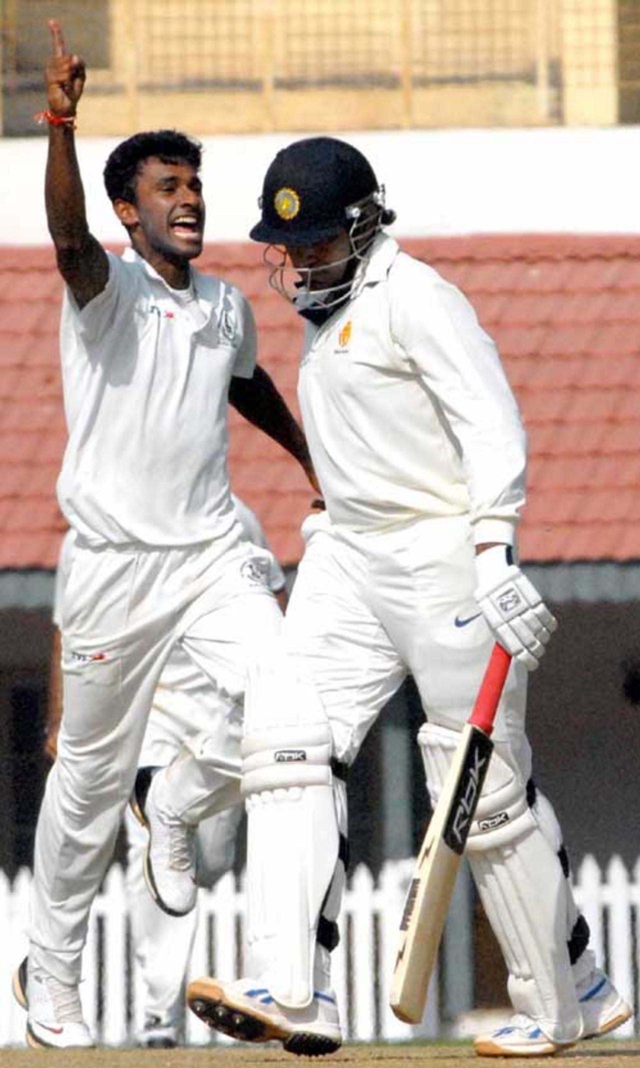 Vijaykumar Yo Mahesh is delighted with the wicket of Robin Uthappa, Tamil Nadu v Karnataka, Ranji Trophy Super League, Group A, 3rd round, Chennai, 2nd day, November 24, 2007 