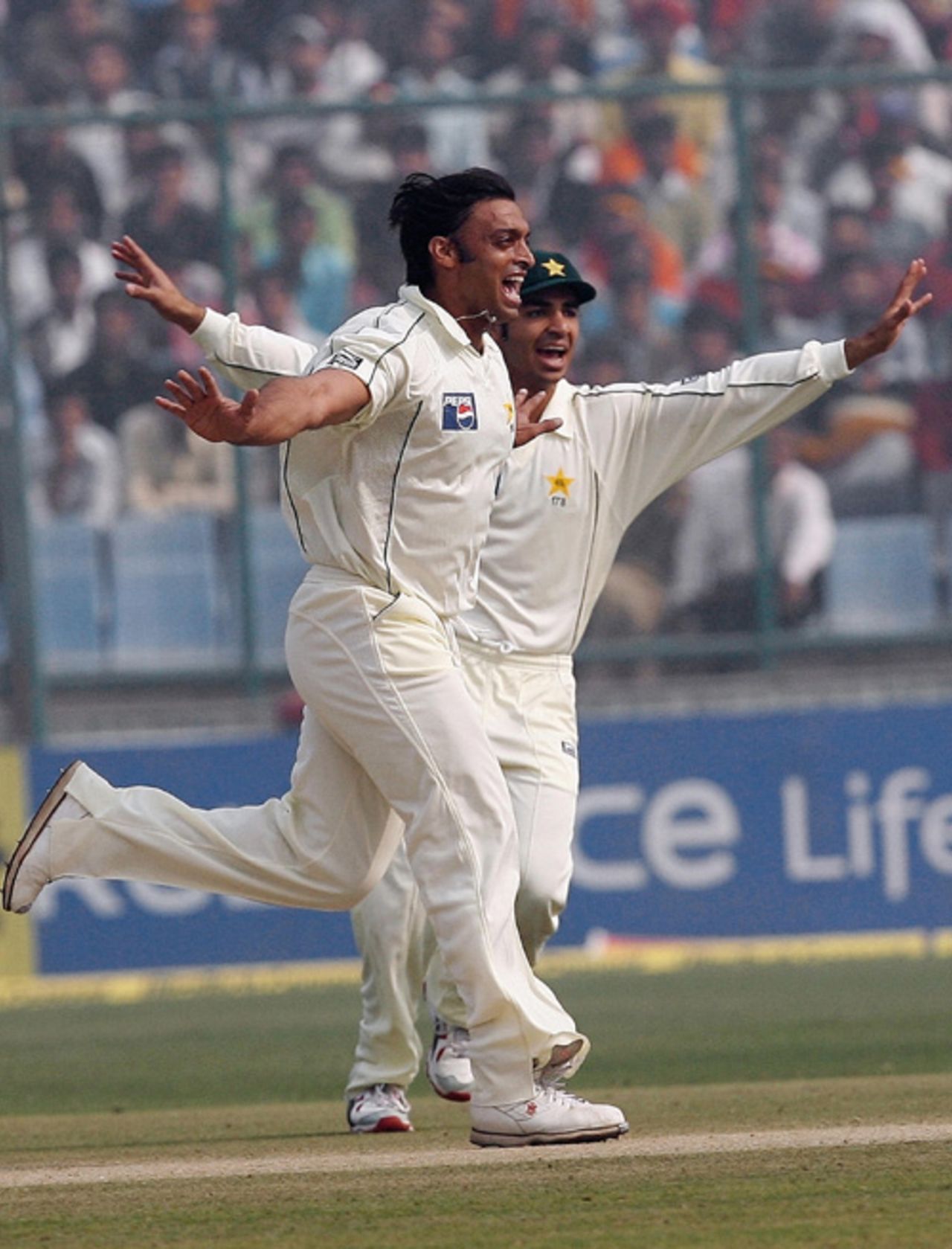 Shoaib Akhtar is ecstatic after removing Dinesh Karthik, India v Pakistan, 1st Test, Delhi, 4th day, November 25, 2007