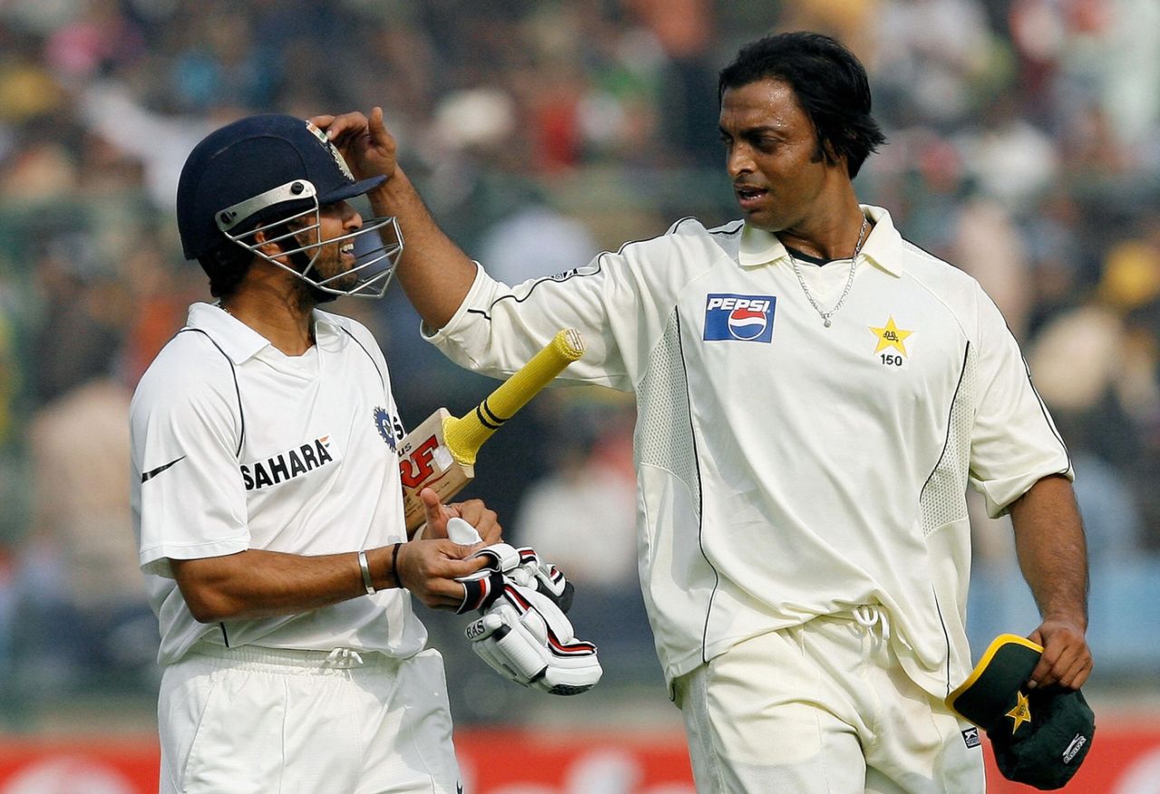Shoaib Akhtar has a look at Sachin Tendulkar's helmet, India v Pakistan, 1st Test, Delhi, 4th day, November 25, 2007