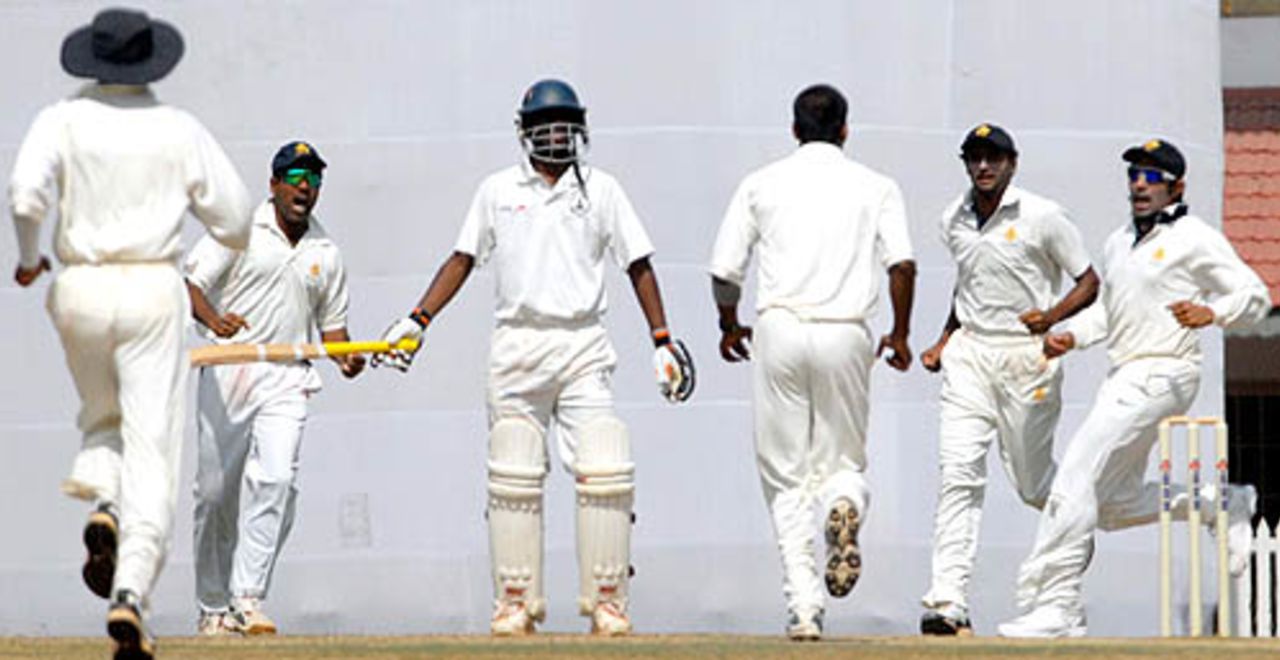 The Karnataka players celebrate the wicket of Abhinav Mukund, Tamil Nadu v Karnataka, Ranji Trophy Super League, Group A, 3rd round, Chennai, 3rd day, November 25, 2007 
