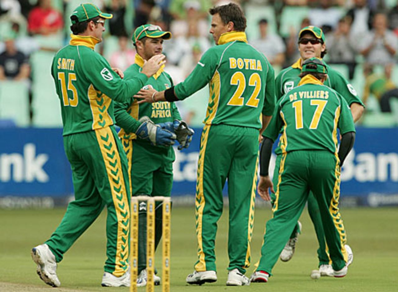 Johan Botha is congratulated on a wicket, South Africa v New Zealand, 1st ODI, Durban, November 25, 2007
