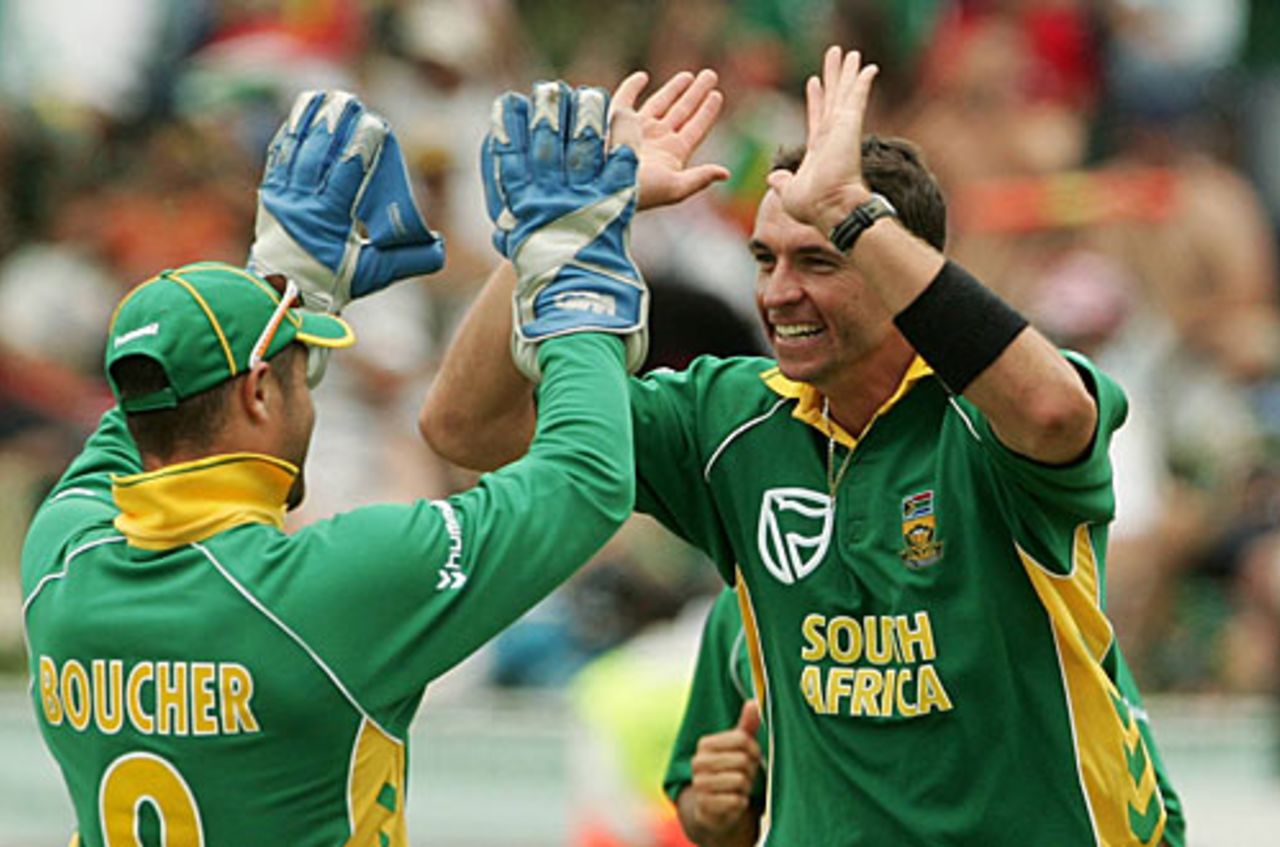 Mark Boucher congratulates Andre Nel on one of his three wickets, South Africa v New Zealand, 1st ODI, Durban, November 25, 2007
