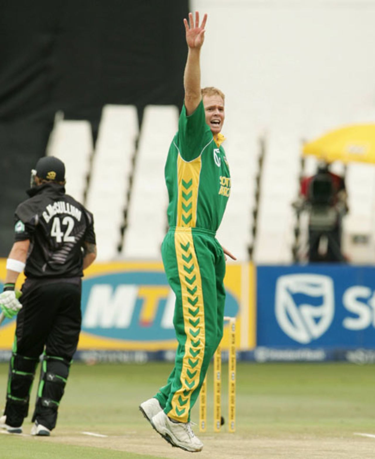 A loud appeal from Shaun Pollock, South Africa v New Zealand, 1st ODI, Durban, November 25, 2007