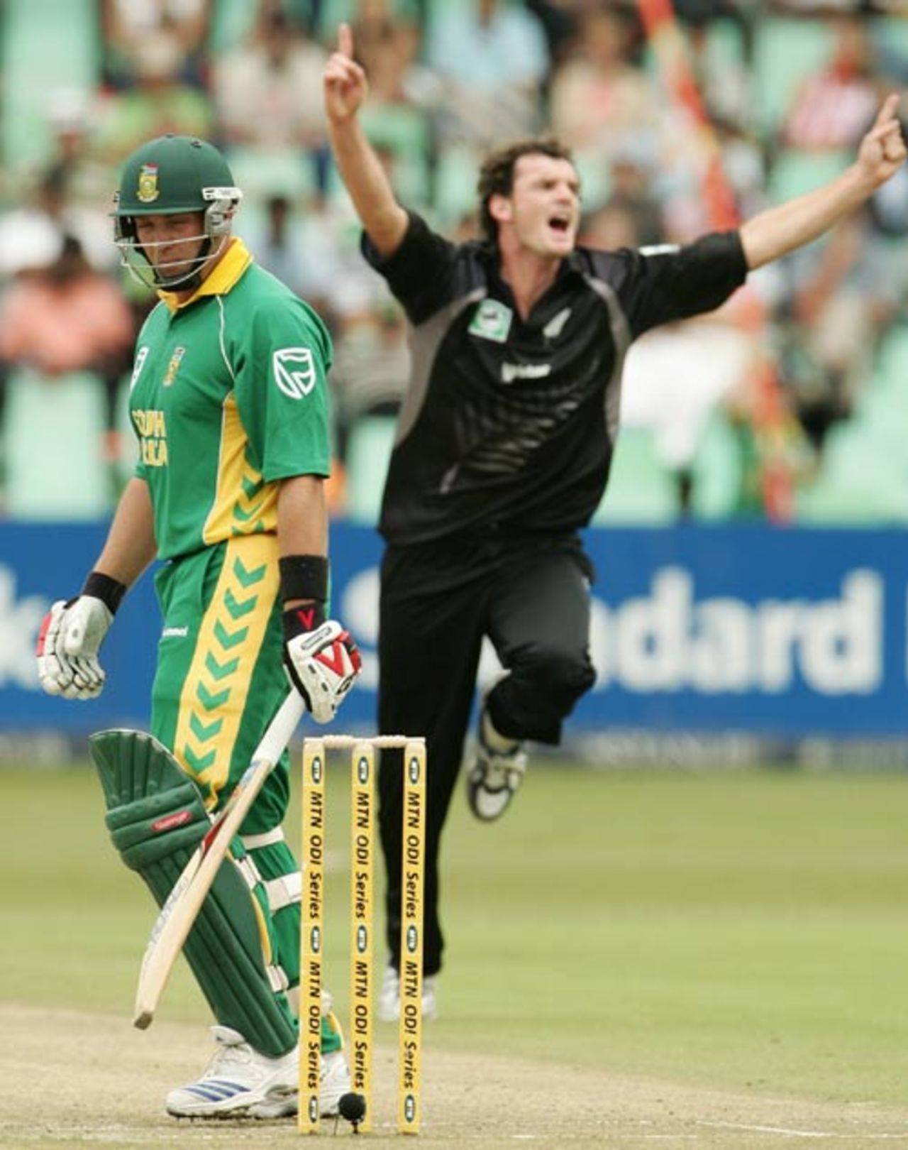 Kyle Mills got the big wicket of Jacques Kallis, South Africa v New Zealand, 1st ODI, Durban, November 25, 2007