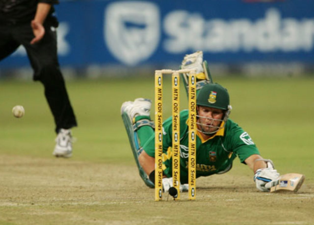 Mark Boucher dives to beat the throw, South Africa v New Zealand, 1st ODI, Durban, November 25, 2007
