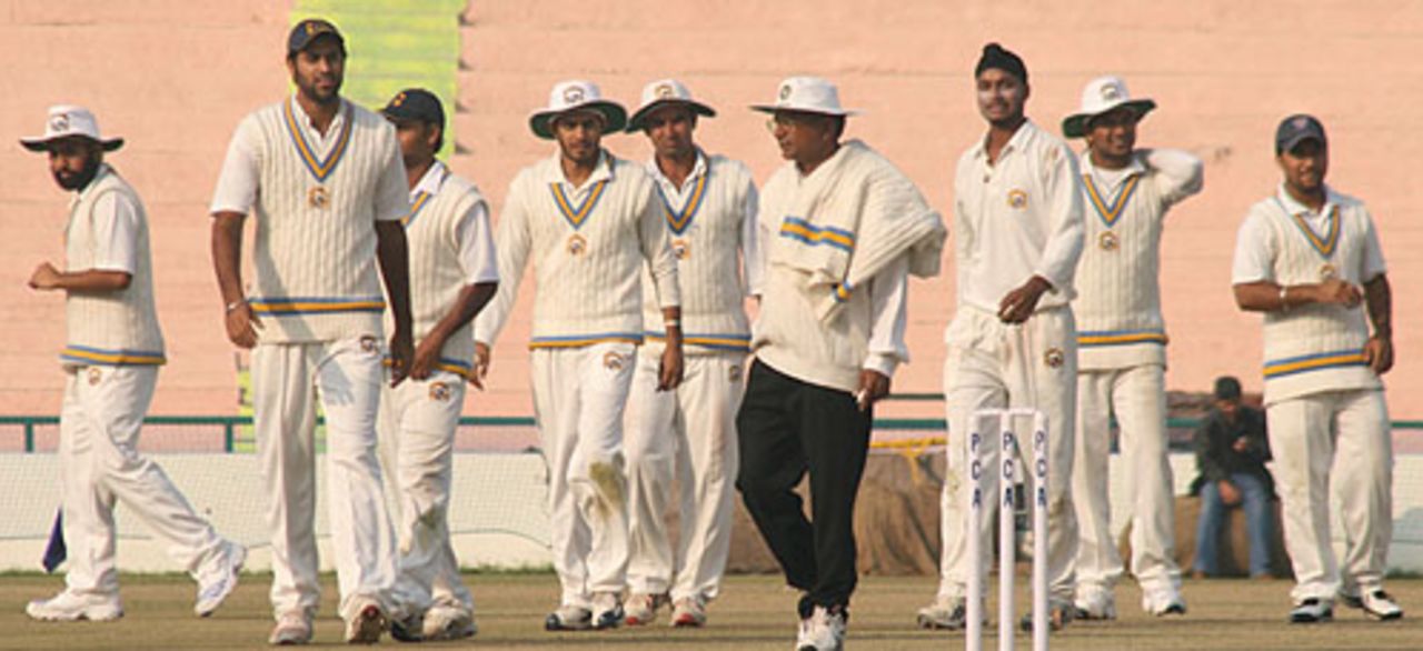 The Punjab players take a break in between overs, Punjab v Uttar Pradesh, Ranji Trophy Super League, Group B, 3rd round, 4th day, Mohali, November 26, 2007