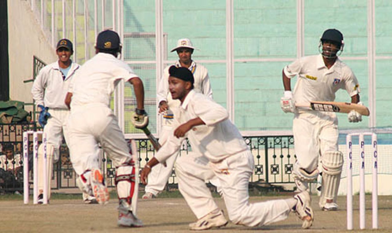 Tanmay Srivastava and Mohammad Kaif set out for a run during their 128-run partnership, Punjab v Uttar Pradesh, Ranji Trophy Super League, Group B, 3rd round, 4th day, Mohali, November 26, 2007