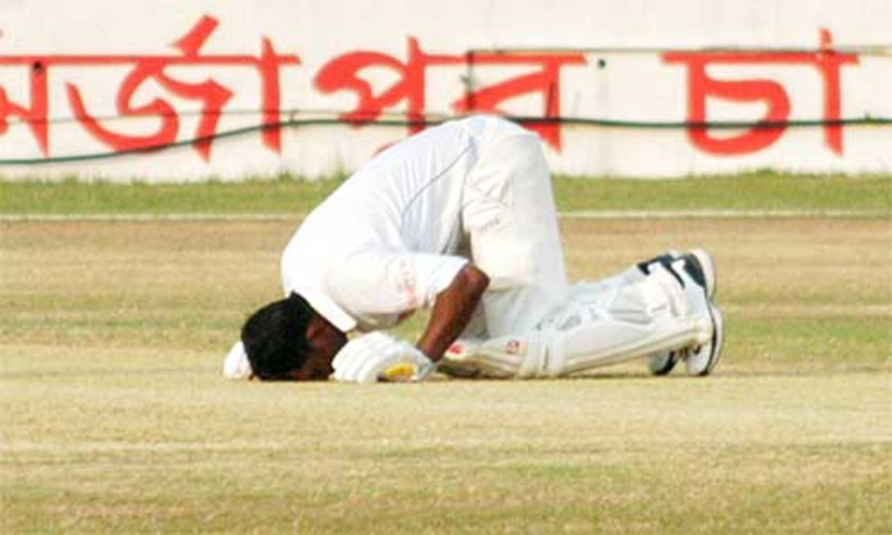 Nafees Iqbal kisses the pitch after reaching his century, Chittagong Division v Barisal Division, Chittagong, Day 2, November 28, 2007


