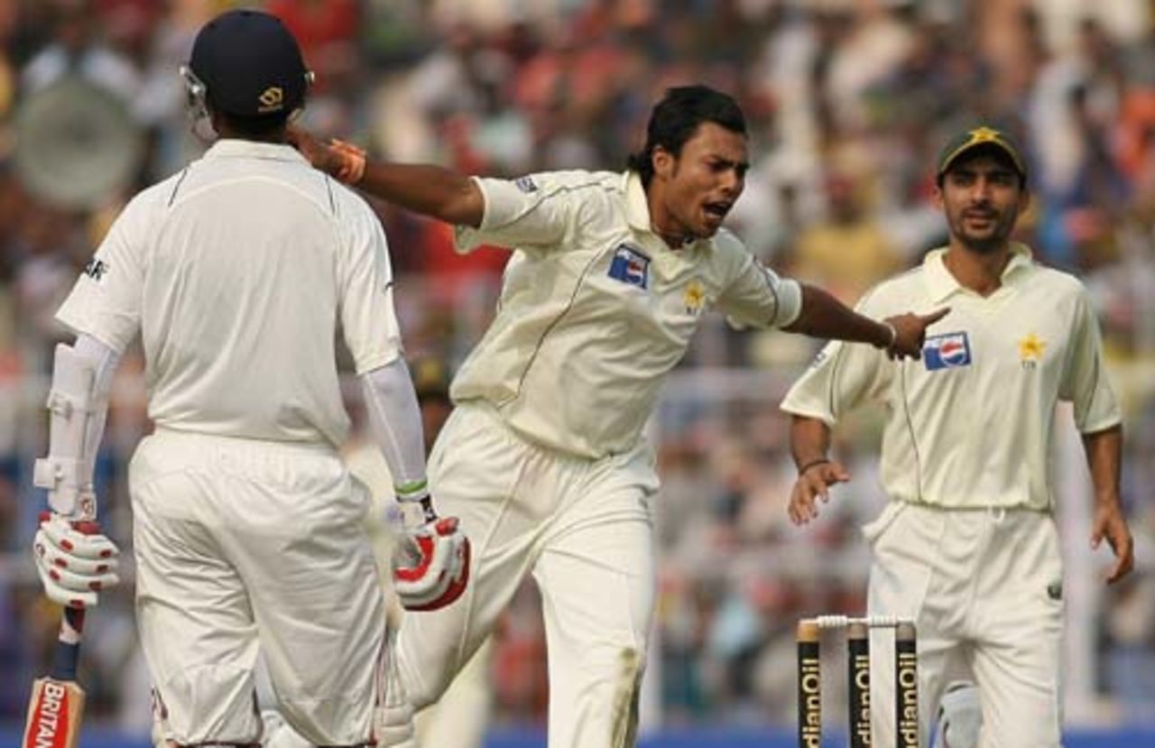 Danish Kaneria sets off on a celebratory lap after dismissing Rahul Dravid, India v Pakistan, 2nd Test, Kolkata, 1st day, November 30, 2007