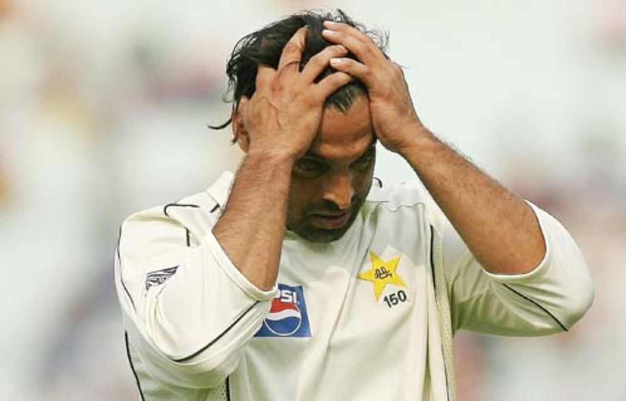 Shoaib Akhtar feels the heat during his second spell, India v Pakistan, 2nd Test, Kolkata, 1st day, November 30, 2007