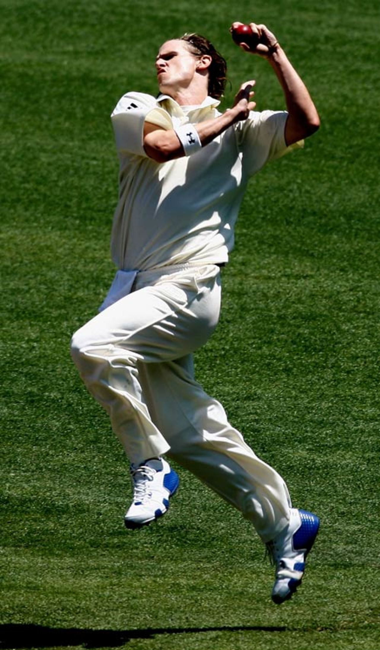 Nathan Bracken bowls during a tight spell, Victoria v New South Wales, Pura Cup, Melbourne, December 1, 2007