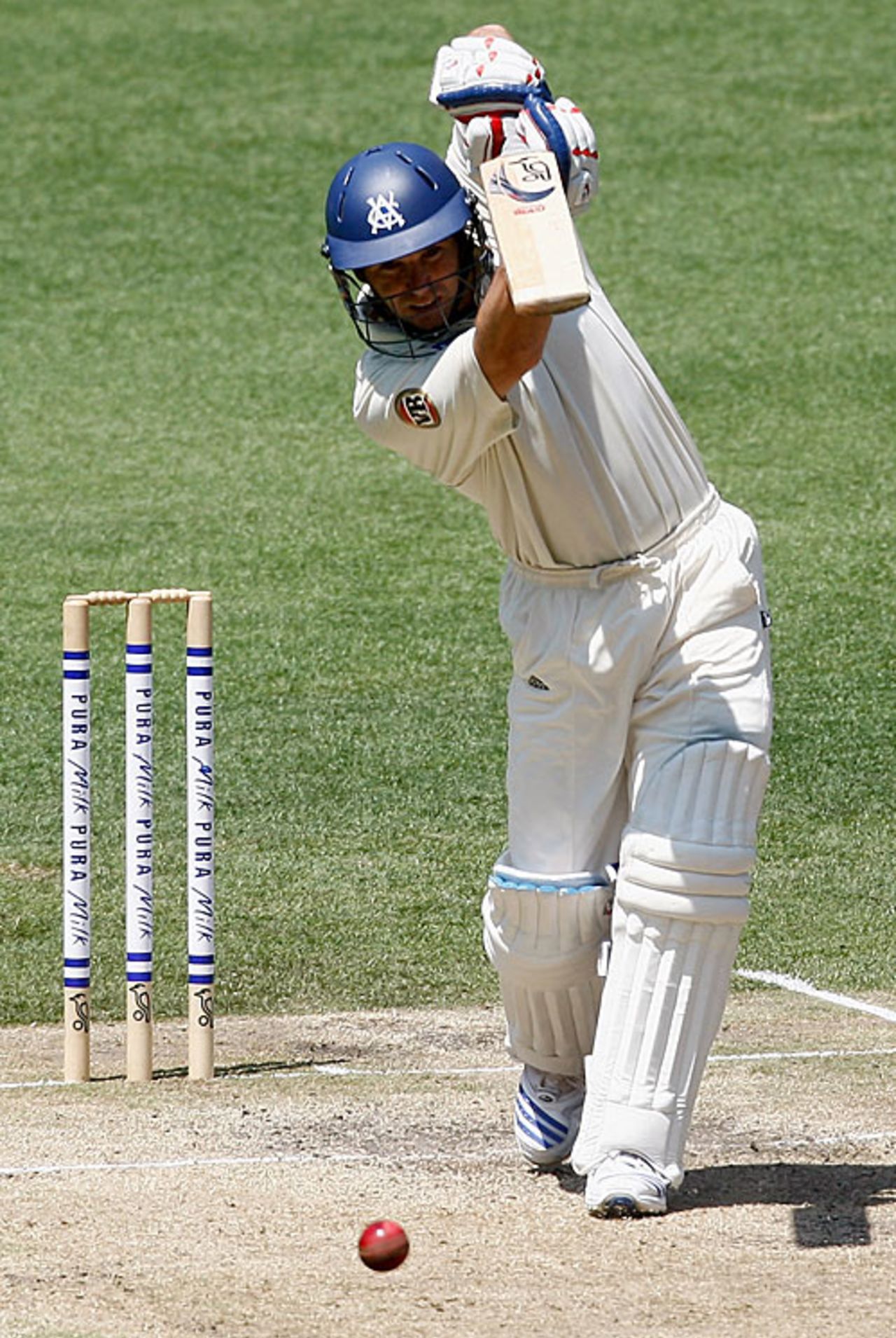 Brad Hodge drives during his 32, Victoria v New South Wales, Pura Cup, Melbourne, December 1, 2007