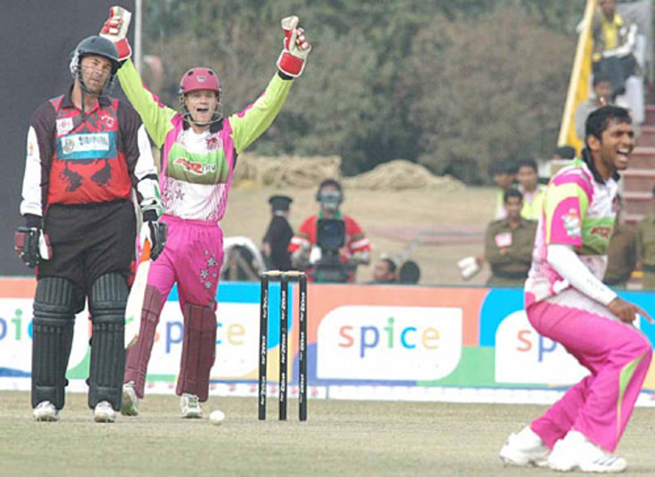 R Sathish unsuccessfully appeals for Craig McMillan's wicket, Chennai Superstars v Kolkata Tigers, Indian Cricket League, December 1, 2007