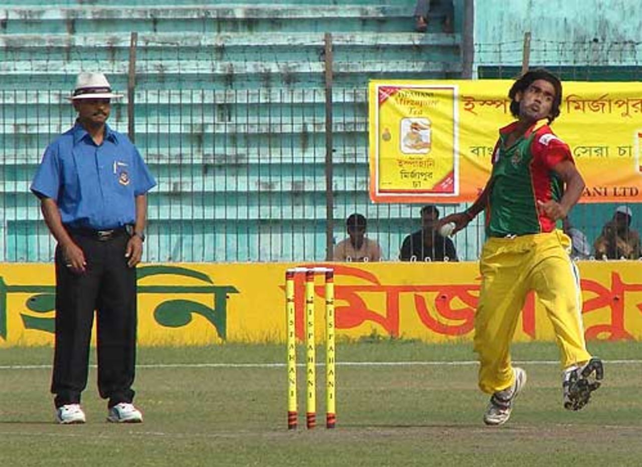 Mahbubul Alam in his delivery stride on the day he took four wickets, Khulna v Dhaka, Khulna, December 1, 2007