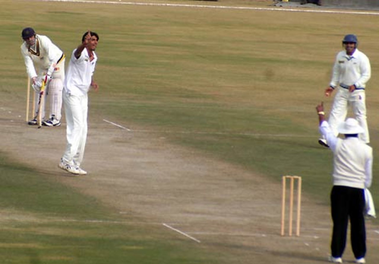 Ishant Sharma successfully wins a lbw decision against Sandeep Sharma, Himachal Pradesh v Delhi, Ranji Trophy Super League, 4th round, 1st day, Dharamsala, December 1, 2007