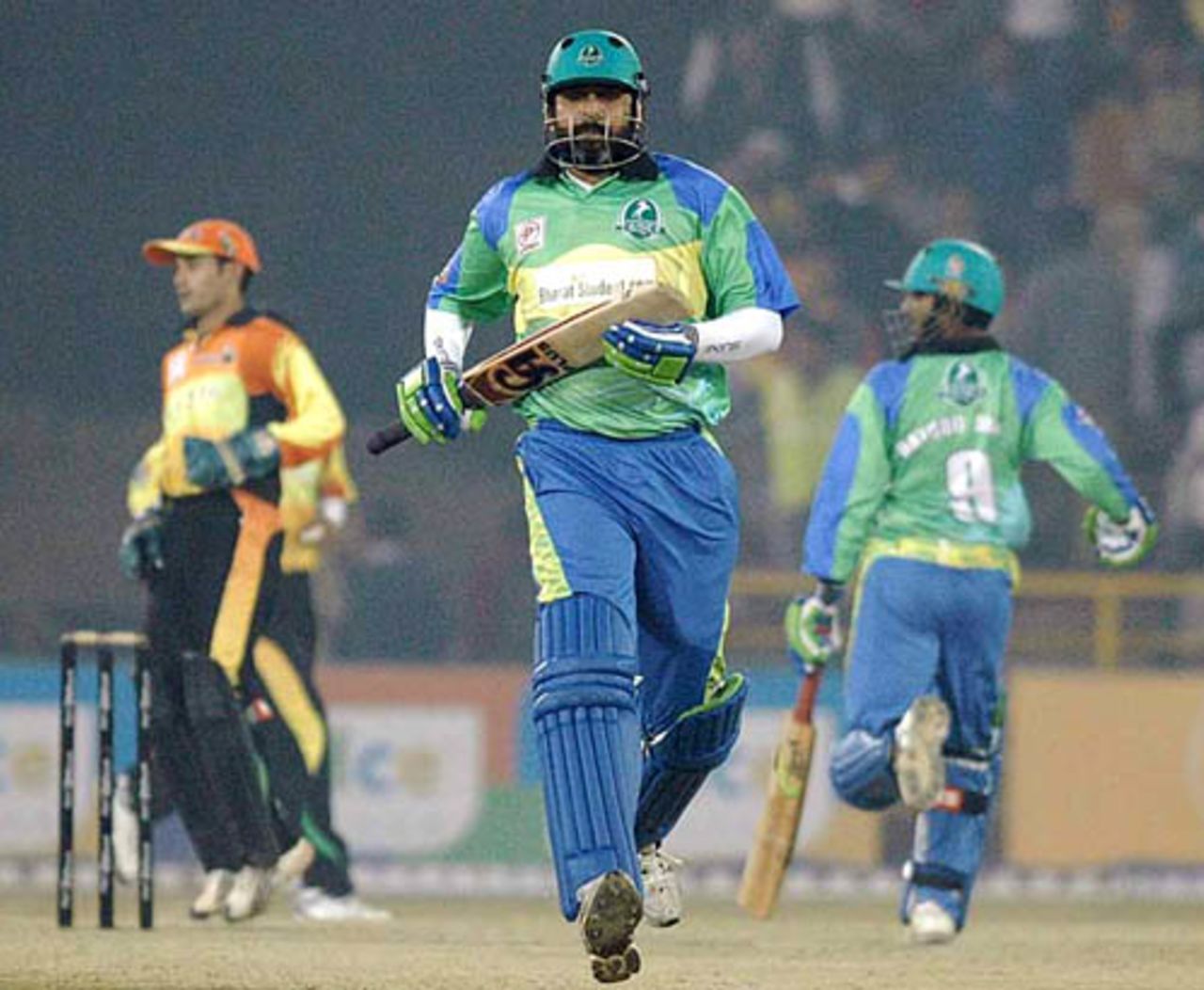 Inzamam-ul-Haq top scored for Hyderabad Heroes with 42, Mumbai Champs v Hyderabad Heroes, Indian Cricket League, December 1, 2007