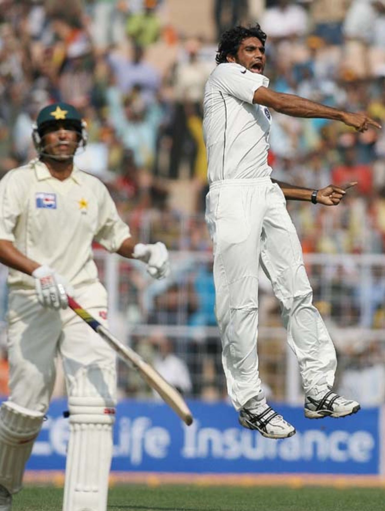 Munaf Patel is pumped up after dismissing Younis Khan, India v Pakistan, 2nd Test, Kolkata, 3rd day, December 2, 2007
